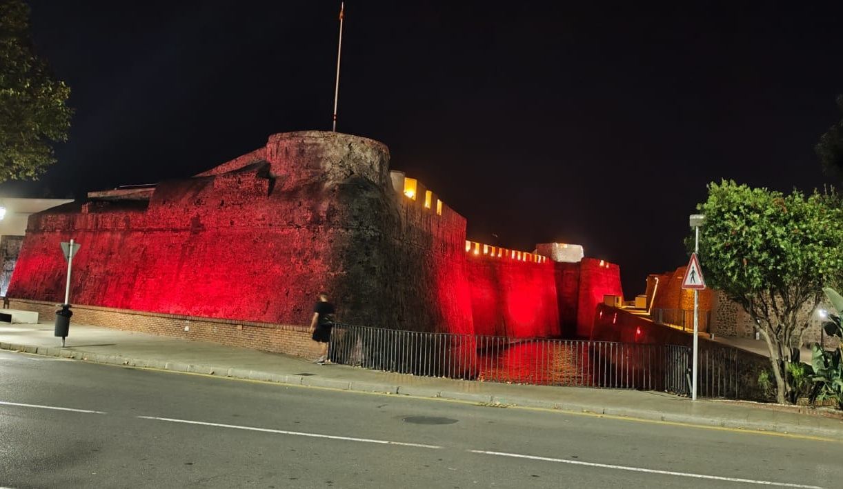 Ceuta se une a la campaña global iluminando sus Murallas Reales de rojo en el Día Mundial de la Conciencia de Duchenne