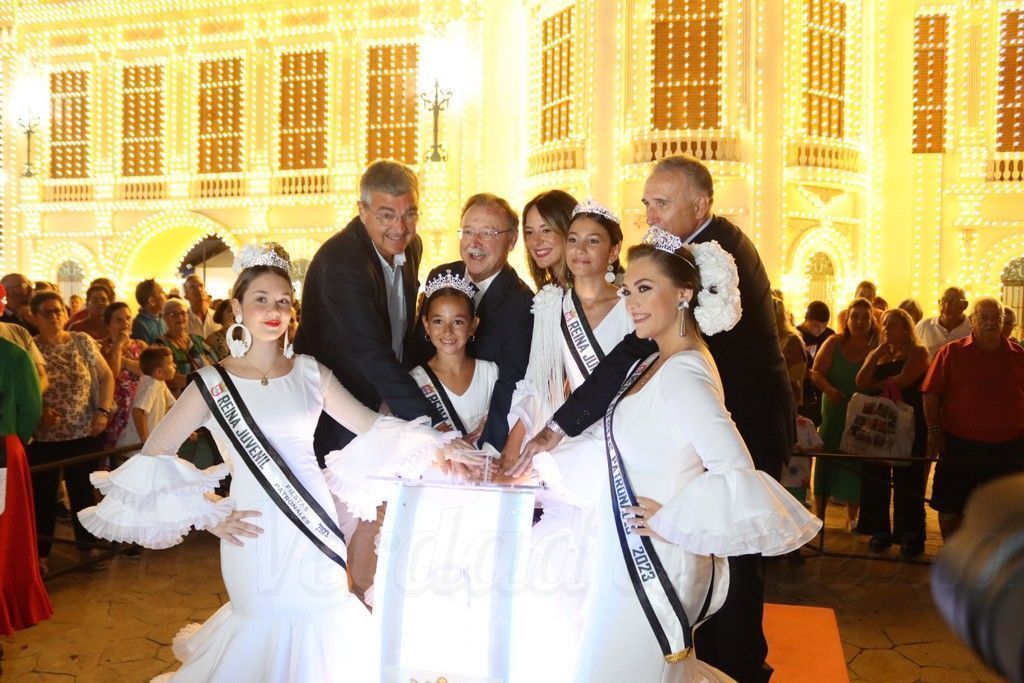 El alumbrado de la Feria da paso a 8 días de Fiestas Patronales... tras un apagón de casi una hora