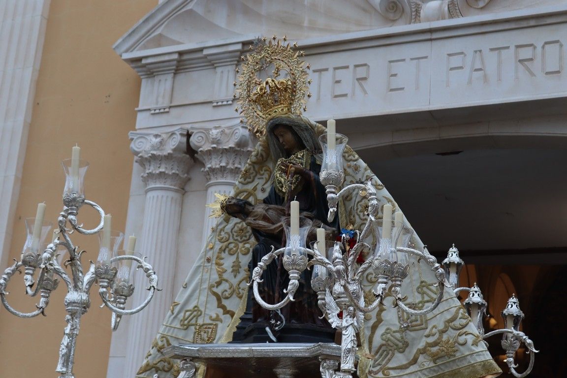La Virgen de África reúne a cientos de ceutíes en una emotiva ofrenda floral marcada por la esperanza
