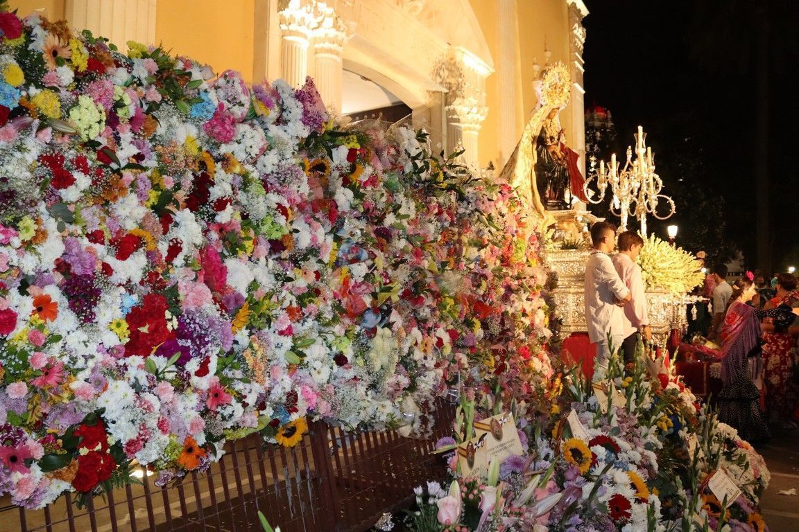 Ceuta vuelve a demostrar su amor por la Virgen de África en una multitudinaria ofrenda de flores