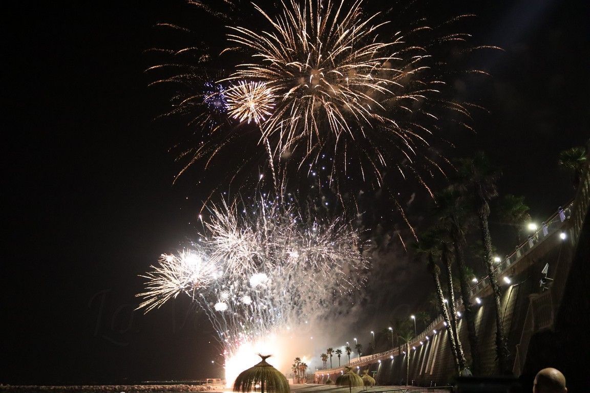 La mágica noche de San Juan en Ceuta encanta a miles de personas