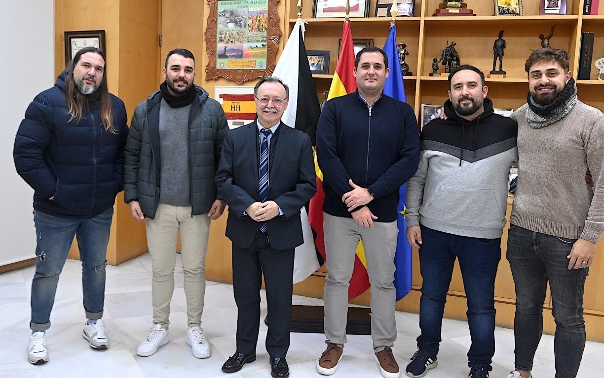 Vivas recibe a una representación de la comparsa ceutí que cantará en El Falla