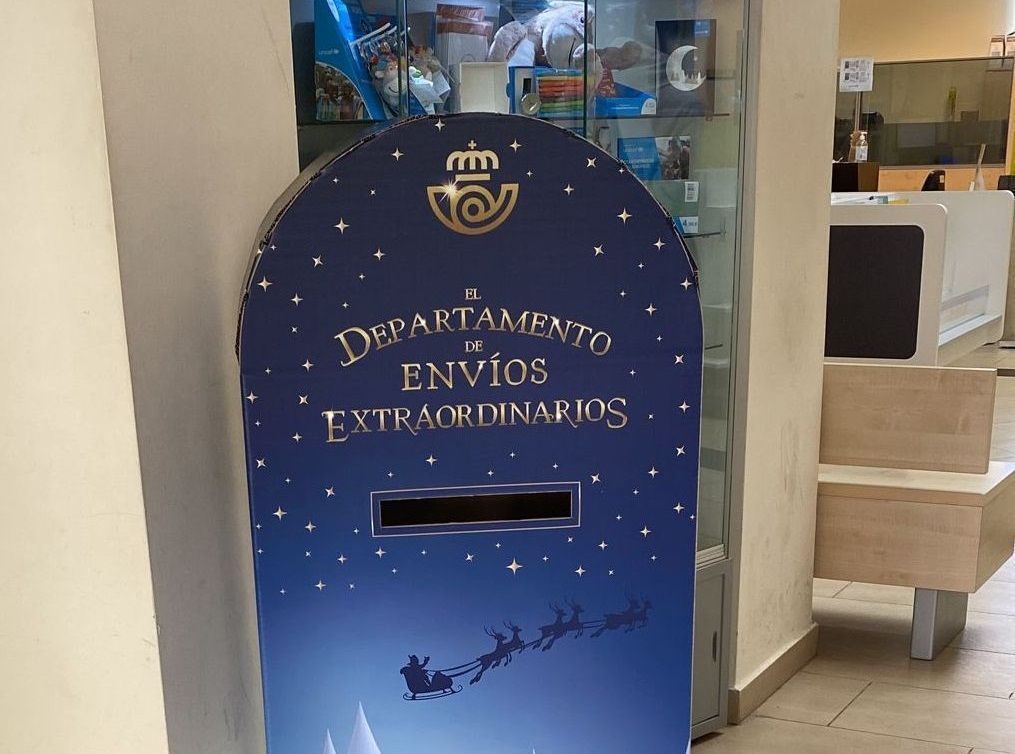 Correos instala buzones mágicos en sus oficinas de Ceuta para enviar las cartas a Papá Noel y los Reyes Magos