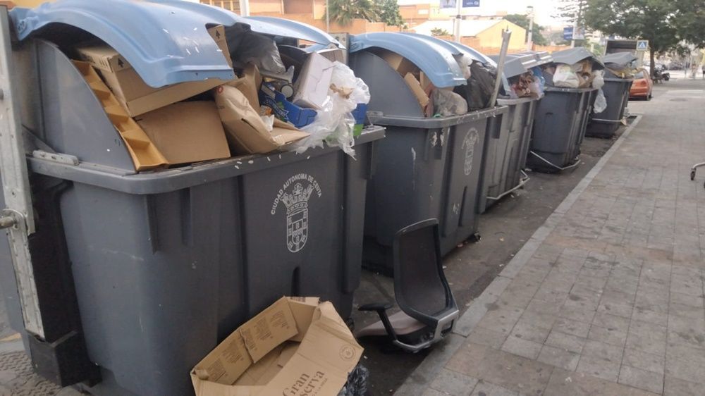 Operarios de Trace tienen que recoger la basura de los contenedores a mano por averías en vehículos de carga lateral