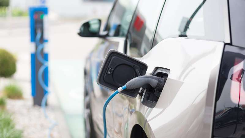 La Organización de Consumidores desmiente los bulos que rodean al coche eléctrico