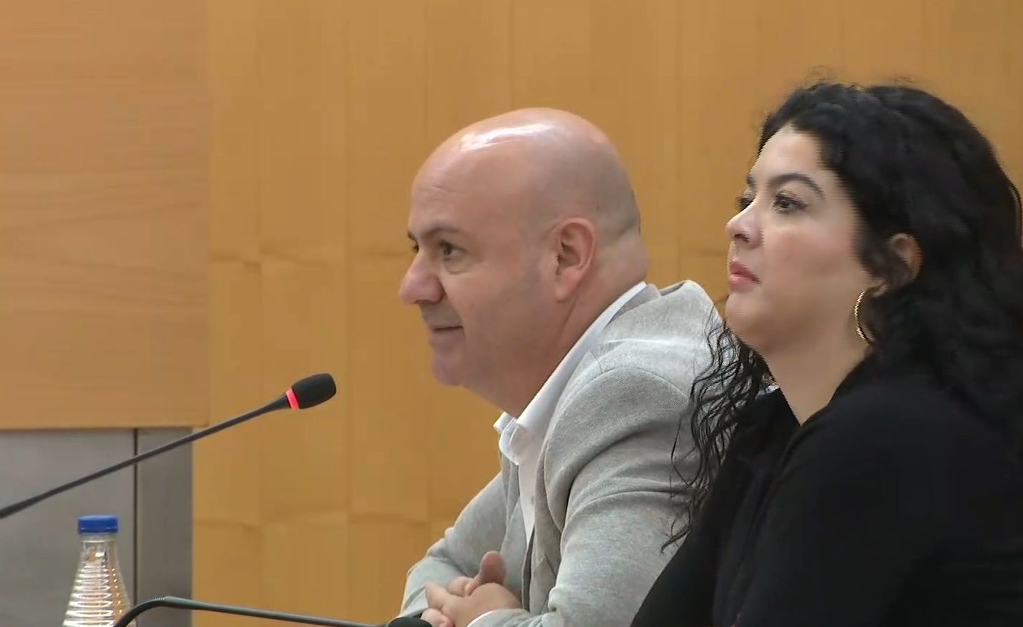 El PSOE reclama un plan urgente para dotar de marquesinas e información en tiempo real todas las paradas de autobús