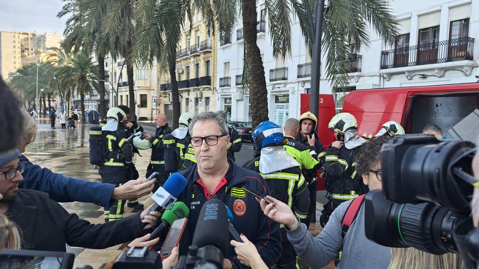 Los bomberos de Ceuta realizan prácticas de incendio en garajes
