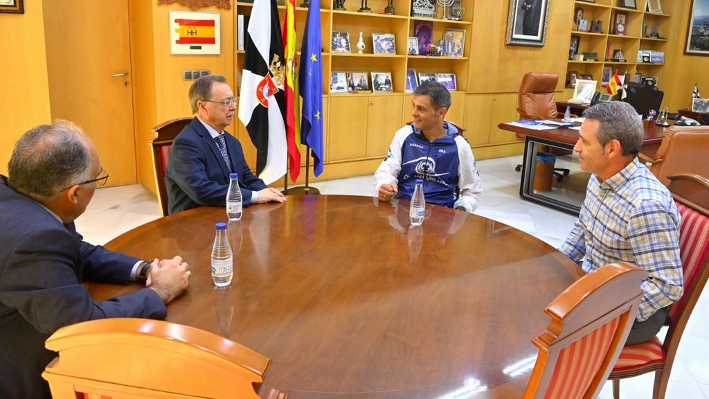 Vivas recibe en su despacho al deportista Jorge Rodríguez tras participar en el Marathon des Sables