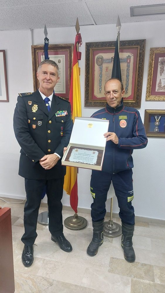 La Policía Nacional entrega una placa a los bomberos