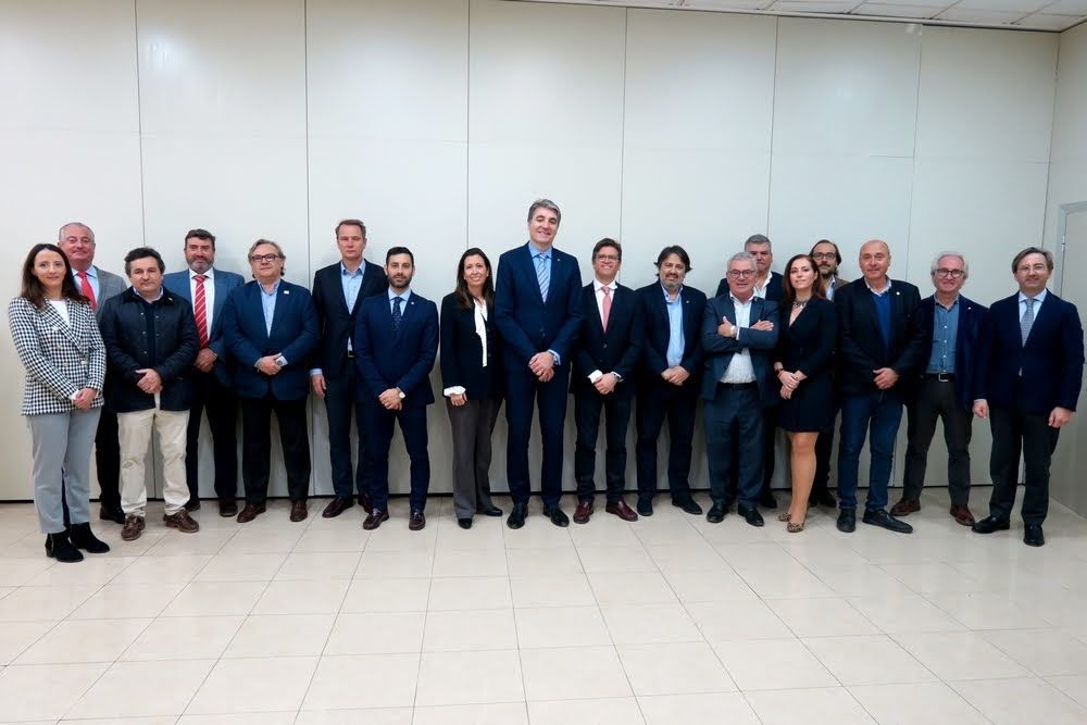 Rafael García recibe en la Delegación del Gobierno a los representantes del Colegio de Ingenieros de Caminos