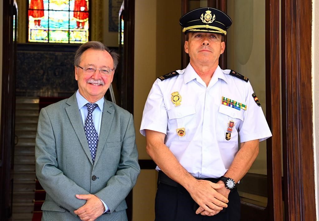 Juan Vivas recibe al comisario principal Javier Nogueroles en su despedida como Jefe Superior