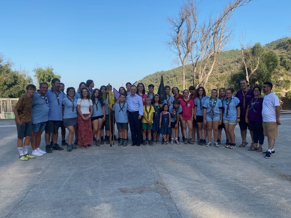 Juan Vivas visita el Centro Scout, donde hay un grupo de jóvenes de Badajoz