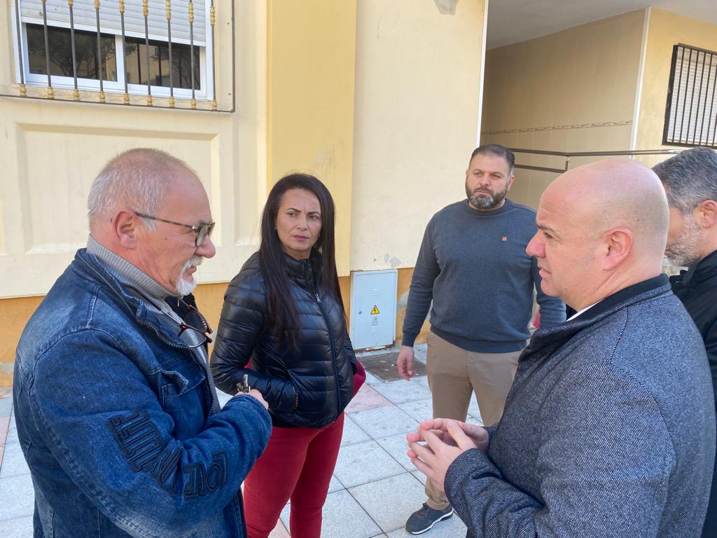 El PSOE visita la barriada de los Grupos del Rocío