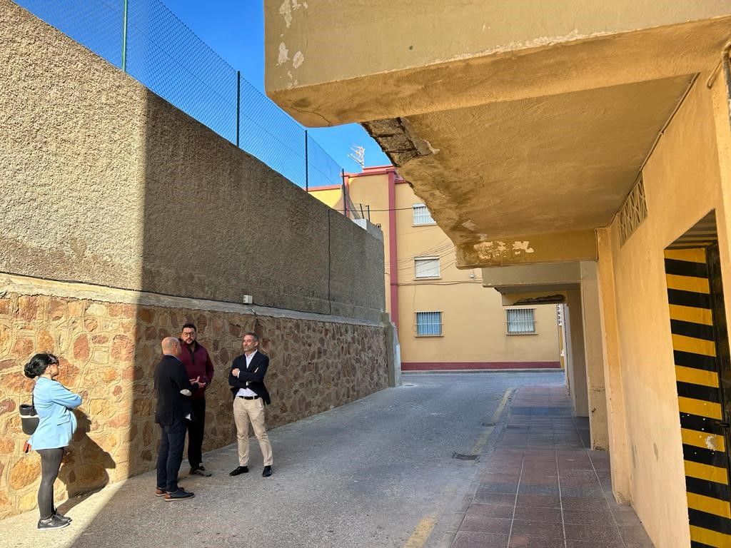 El PSOE pide a Vivas que no se olvide de los vecinos del “Edificio de los Maestros” en el Tarajal