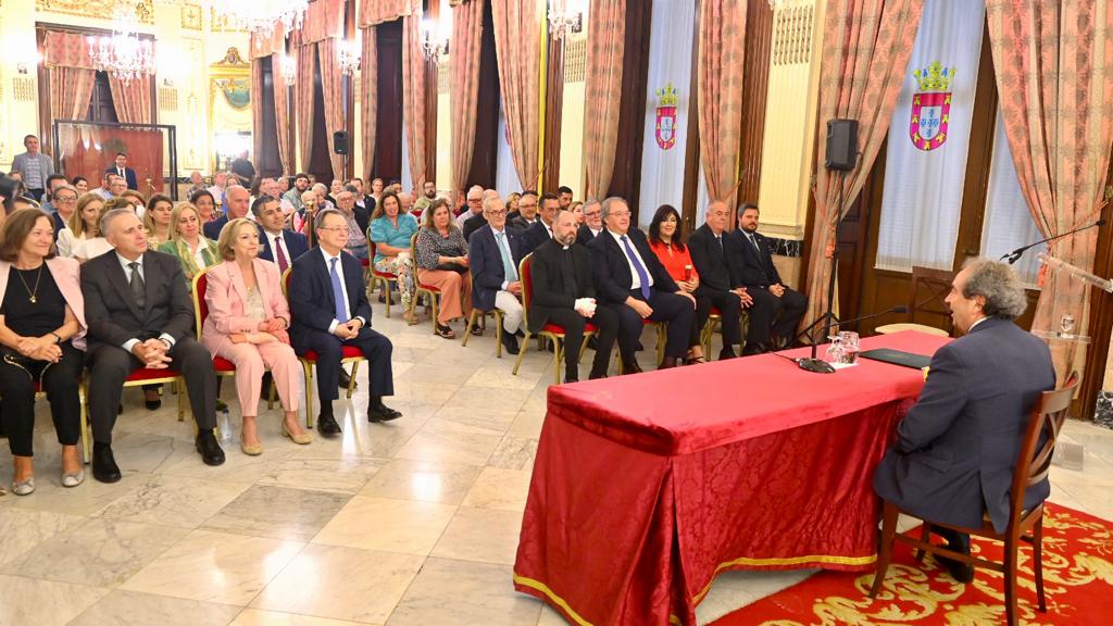 Fernández Cabrero acerca la figura de la Virgen María a los cofrades de Ceuta