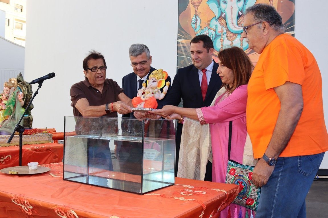 Color, Música y Aromas de la India Iluminan la Plaza Nelson Mandela en Ceuta en honor a Ganesh