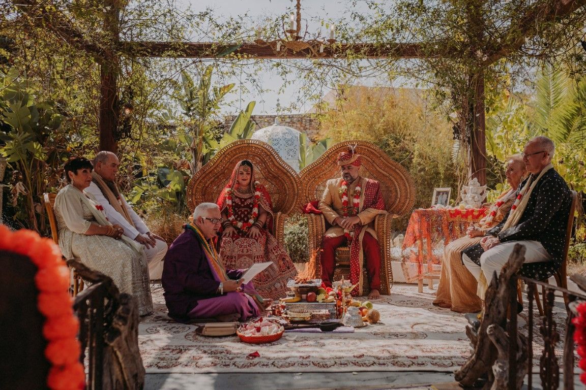 Vista del mandap con los novios, padrinos y el sacerdote