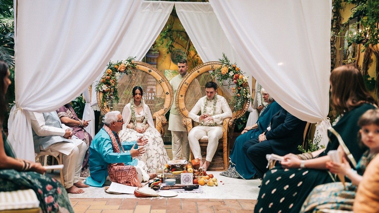 Vista del Mandap con los novios y sus respectivos Padres.