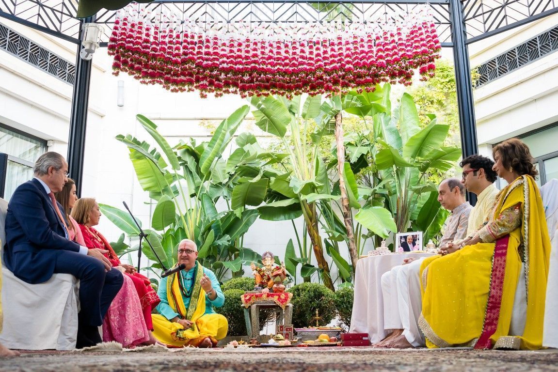 Los novios y sus respectivos padres escuchan con atención las explicaciones de Pandit Ramchandan