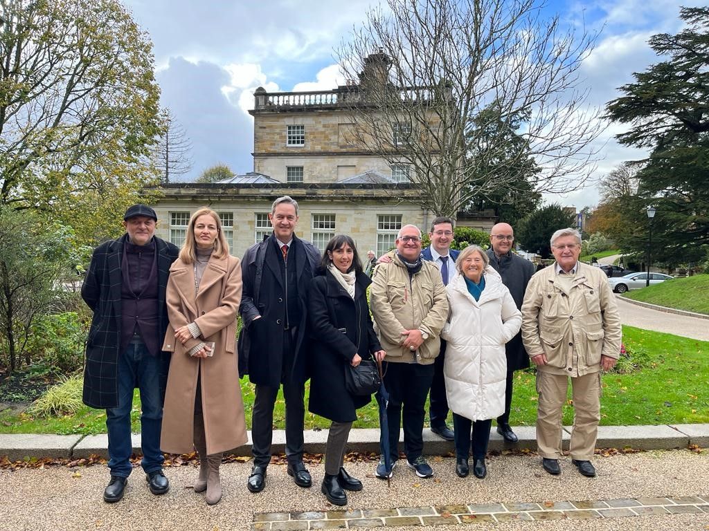 Activistas del diálogo interreligioso junto a la casa de L. Ron Hubbard. 