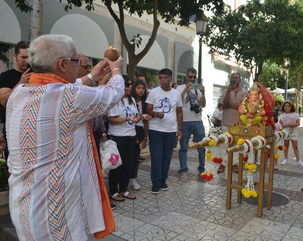Ofrece un coco con fuego para disipar la energía negativa antes de comenzar la procesión. 