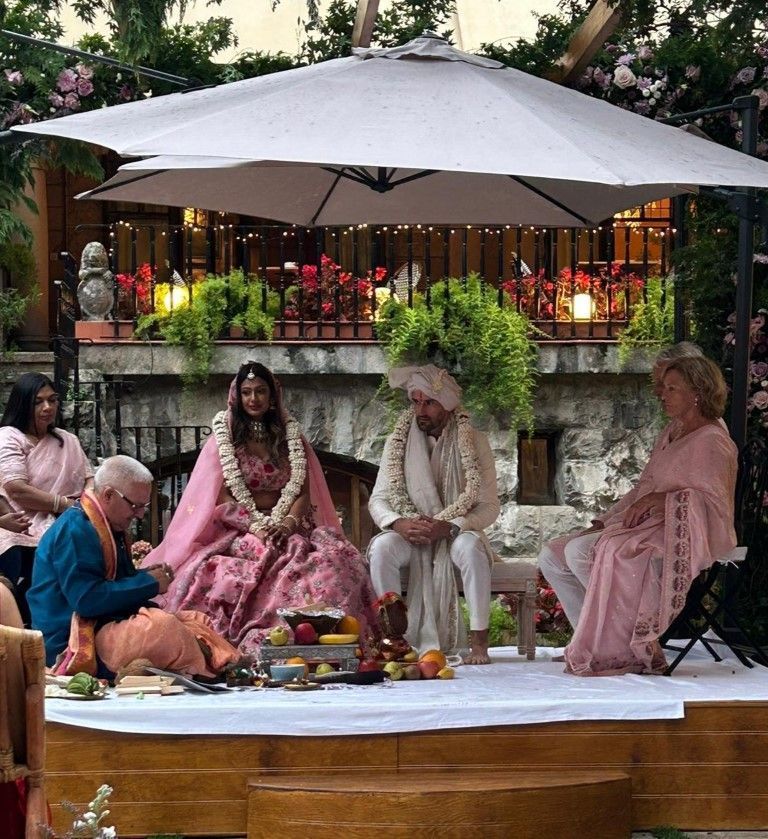 Vista del mandap, Ramchandani con los novios y sus respectivos padres.