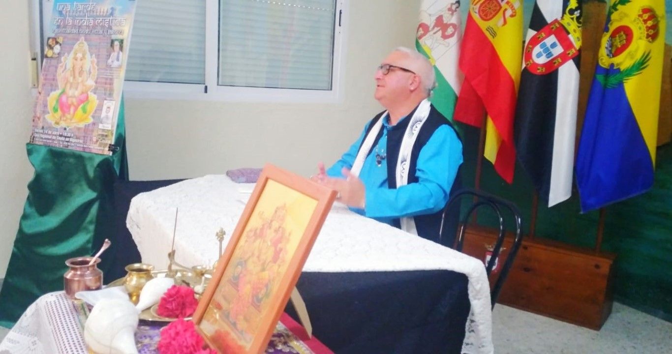 Ramchadani explicando la espiritualidad hindú