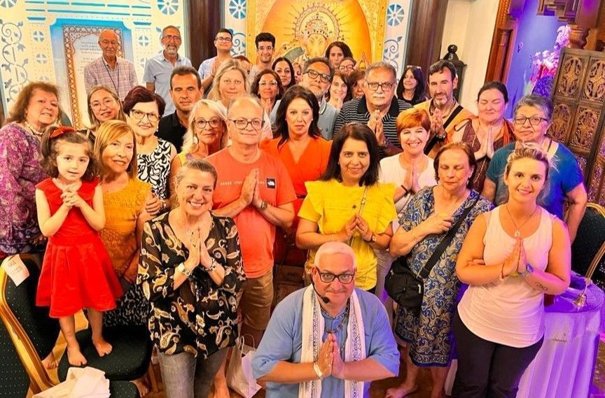 Gran éxito del taller de Mantra yoga en el templo hindú