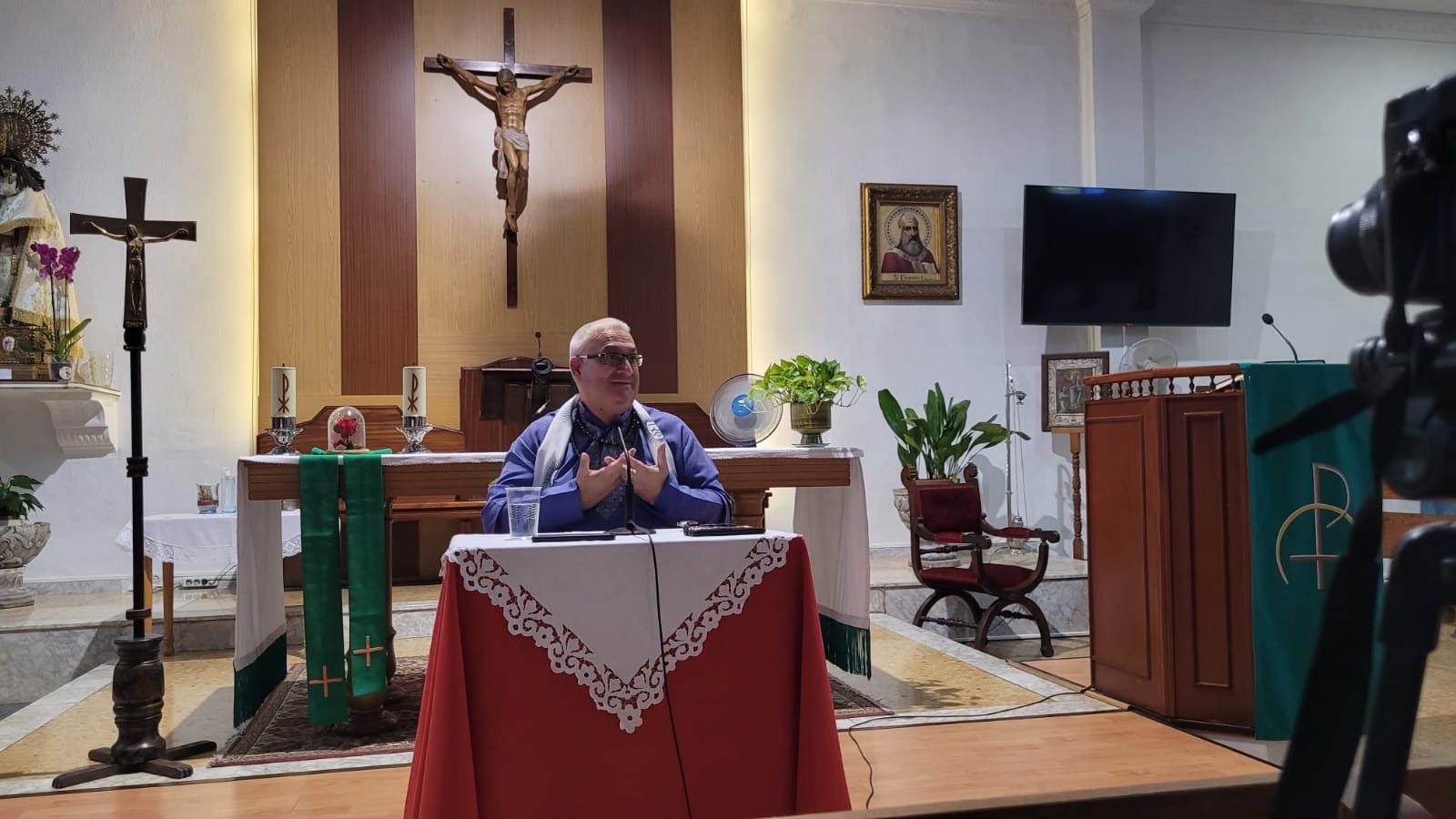 Ramchandani hablando de hinduismo en la Iglesia de San Eugenio y Santa Inés de Valencia.