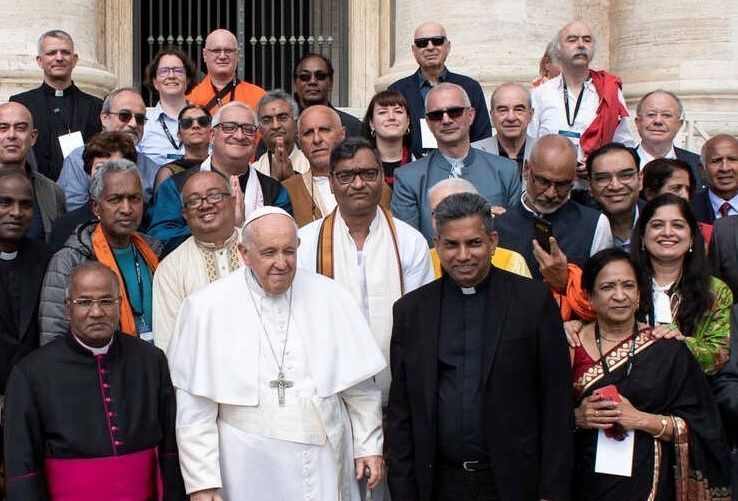 04-	Foto de grupo con Su Santidad el Papa Francisco, durante la audiencia general en la Plaza de San Pedro. Servicio Fotográfico del Vaticano