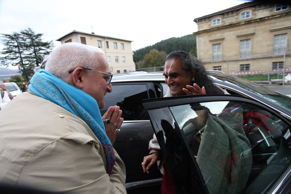 Ramchandani da la bienvenida a Swami Vishwananda a su llegada.