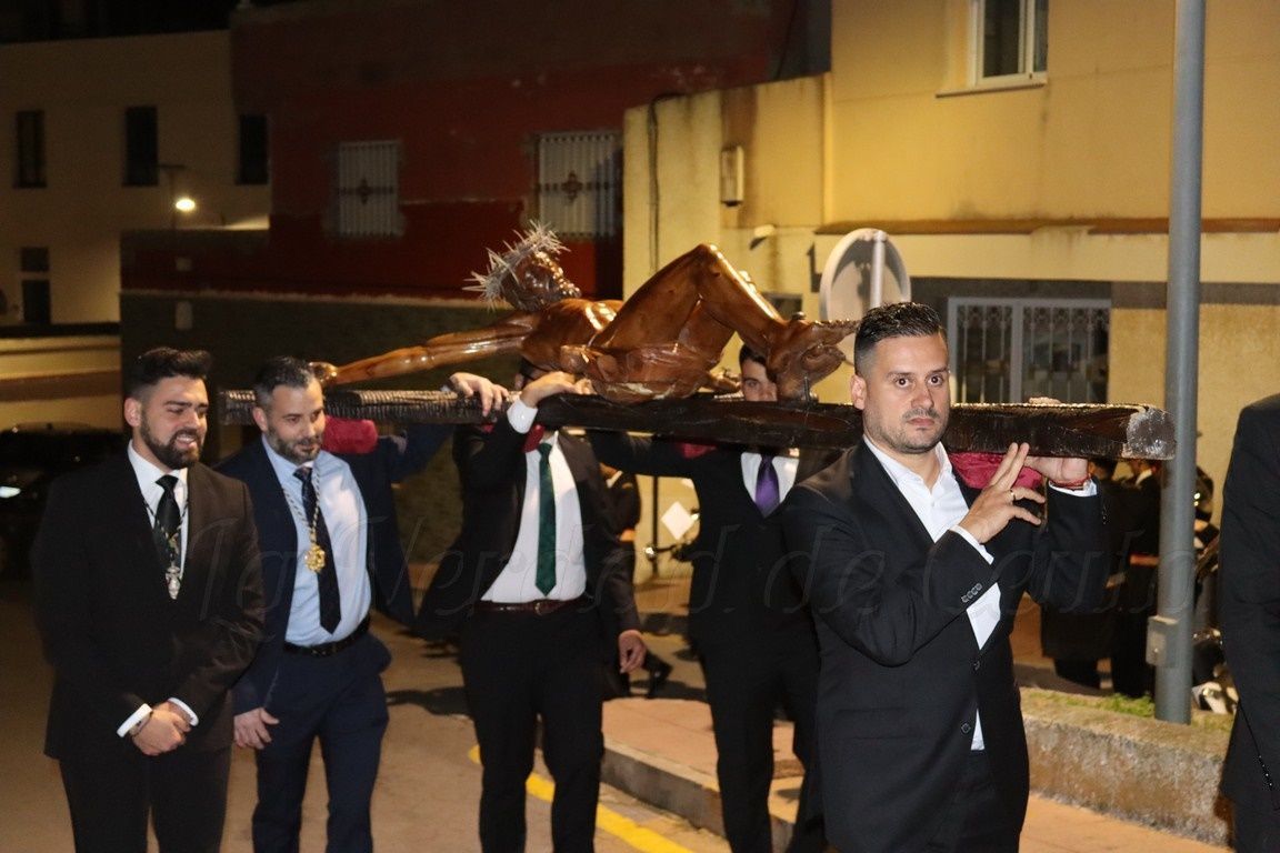 La Hermandad del Rocío procesiona con el Señor en la Cruz
