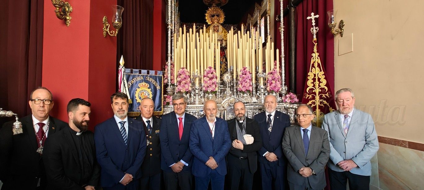 Nuestra Señora  de la Amargura recibe el bastón de  mando del jefe superior de la Policía Nacional