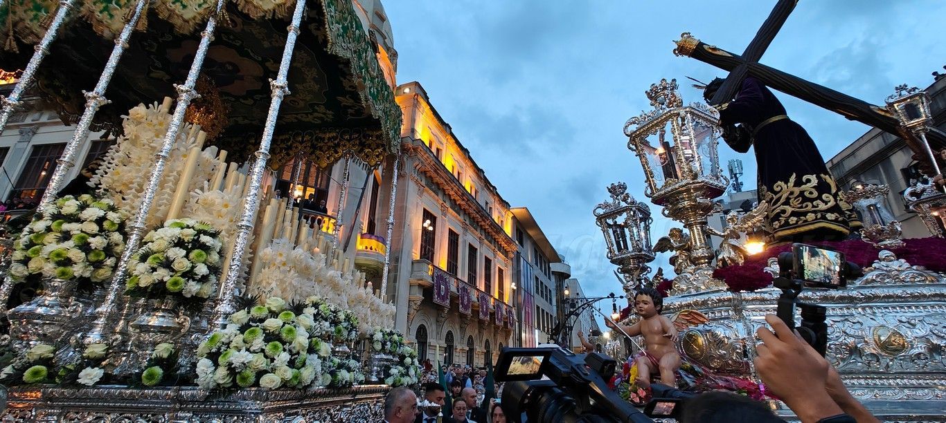 Emocionante Encuentro entre el Nazareno y la Esperanza