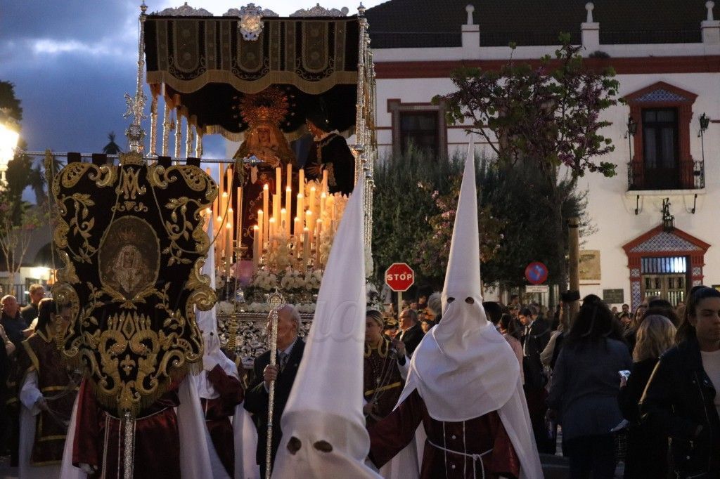 El Santísimo Cristo de la Expiración y María Santísima del Amor recorren las calles de Ceuta