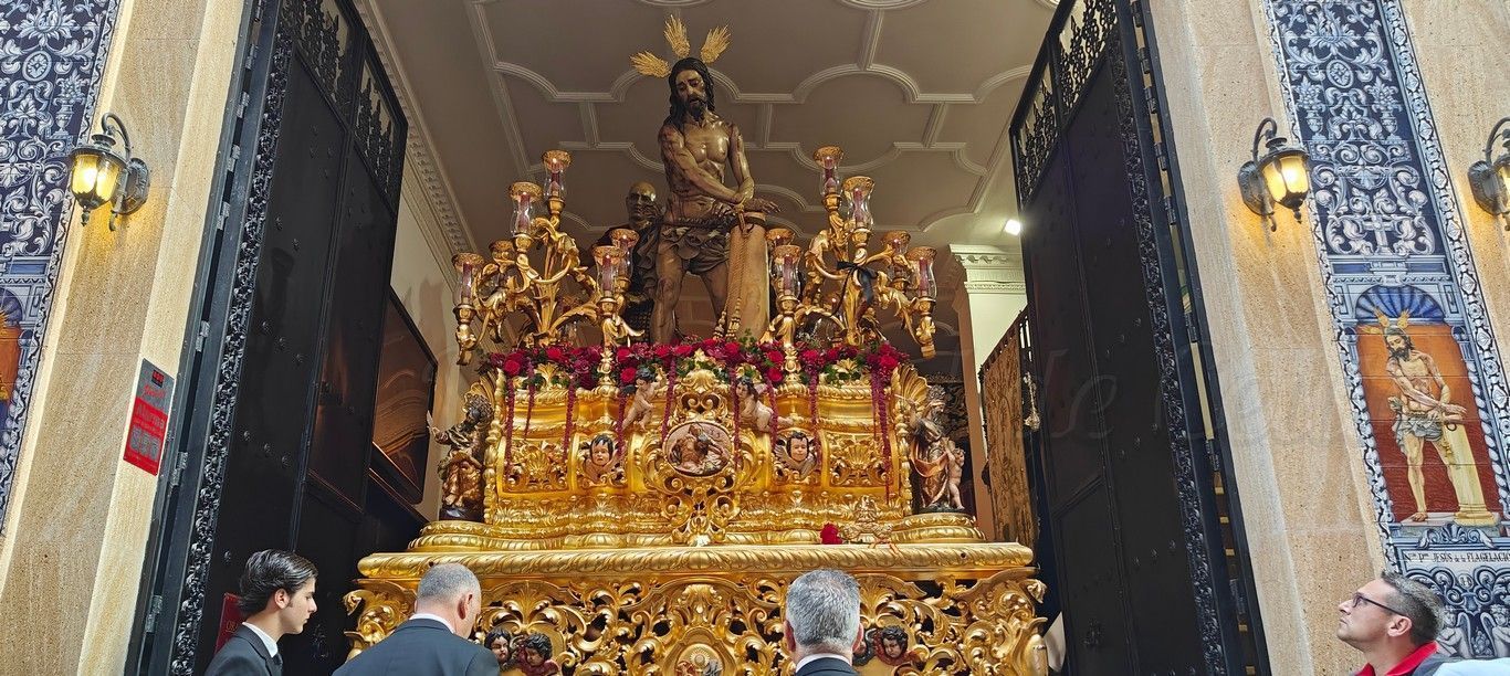 Flagelación realiza su Estación de Penitencia con una salida espectacular