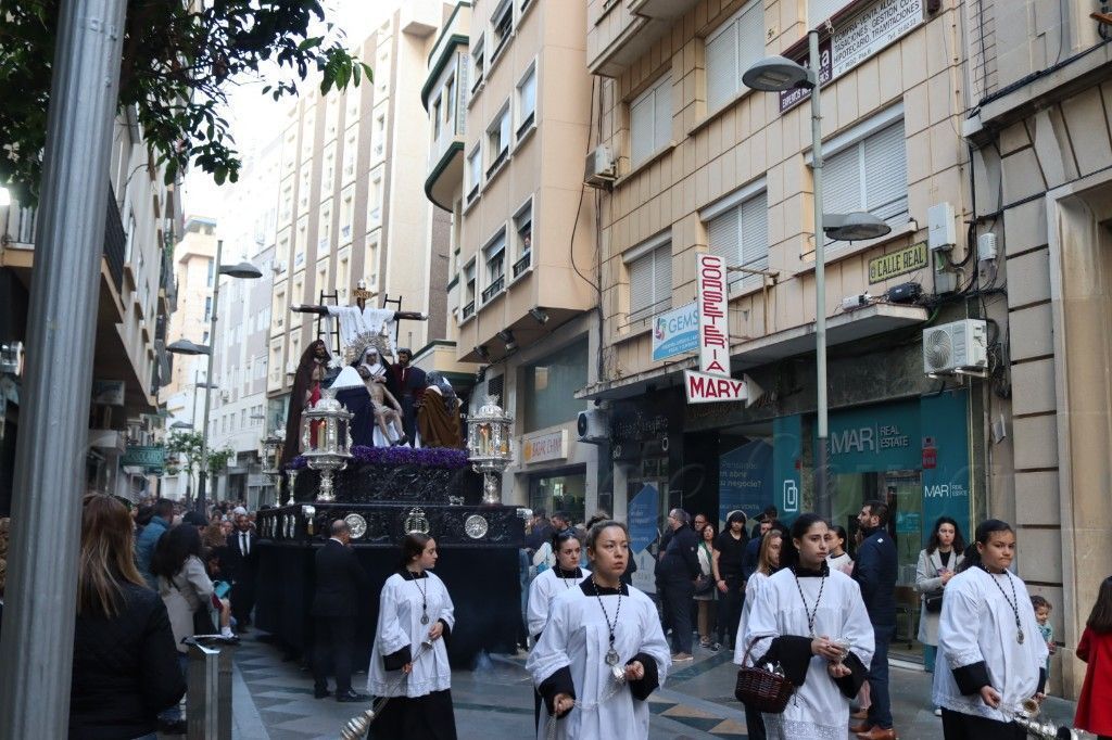 Paz y Piedad procesionan por las calles en un  Viernes Santo con gran solemnidad