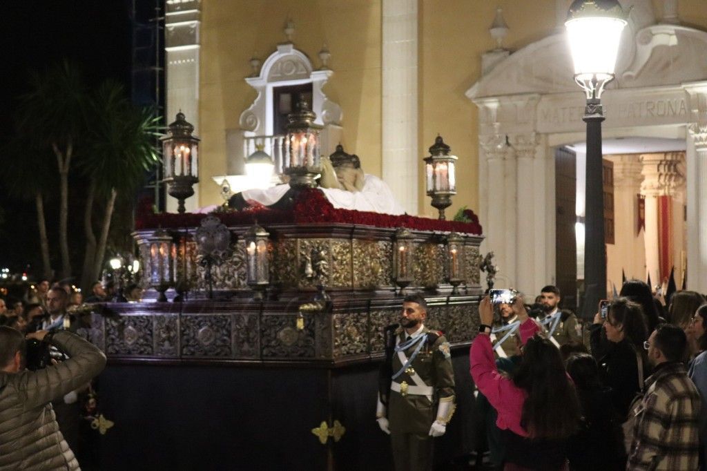 El Santo Entierro y la Soledad cierran el Viernes Santo con su procesión