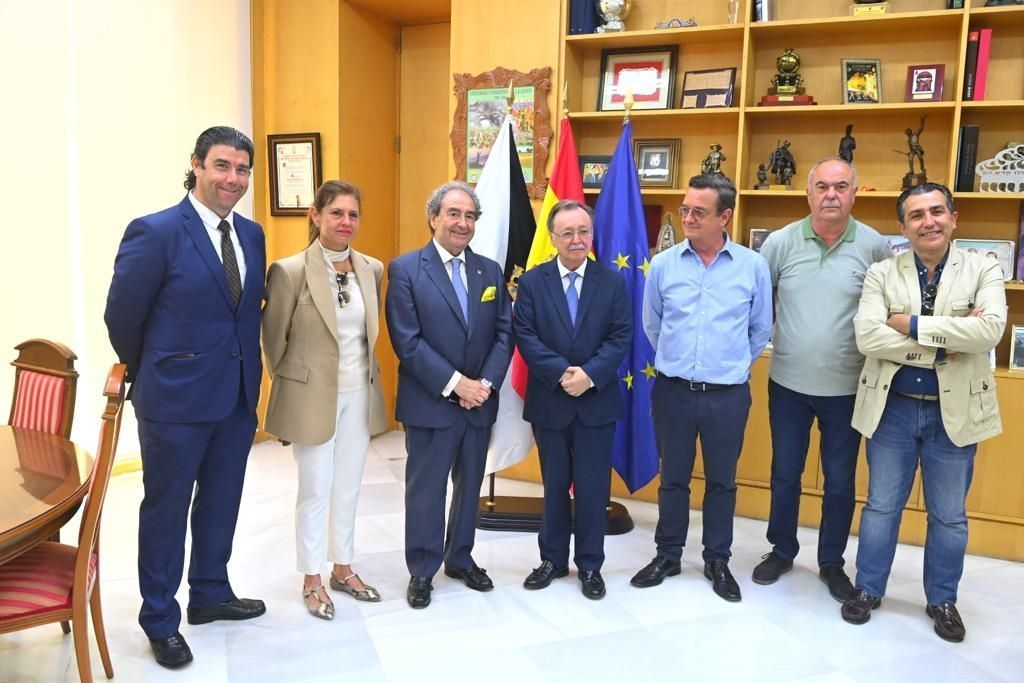 Vivas recibe en su despacho al hermano mayor de La Macarena de Sevilla