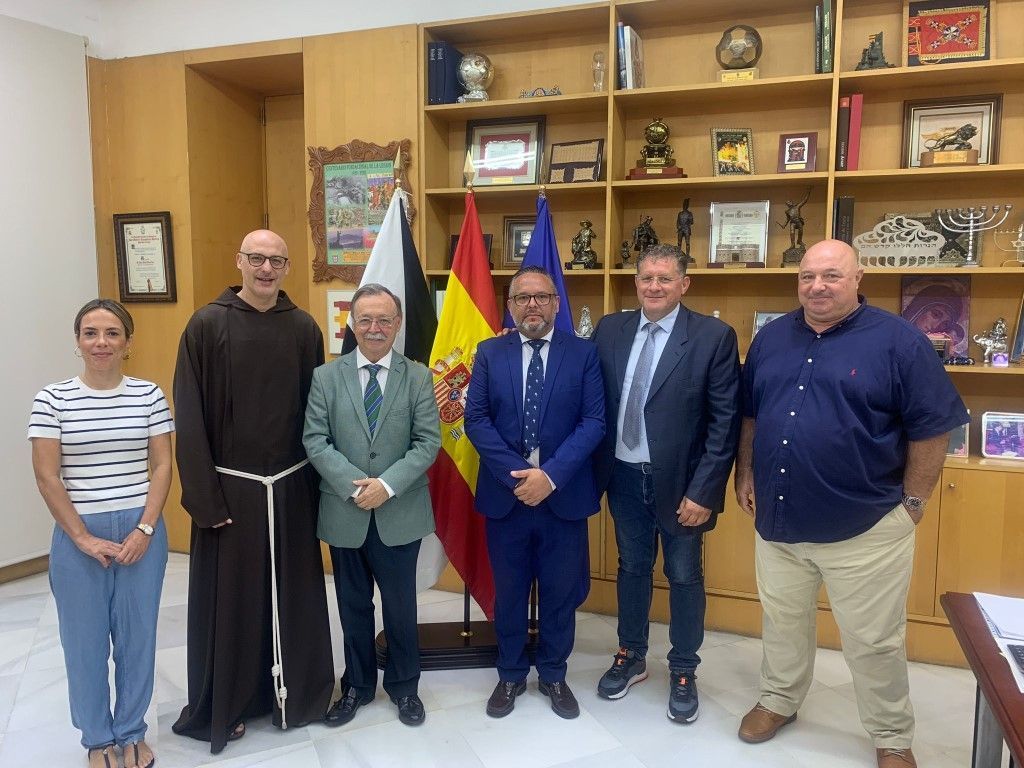 Juan Vivas mantiene un encuentro con el hermano mayor de la Cofradía de San Daniel