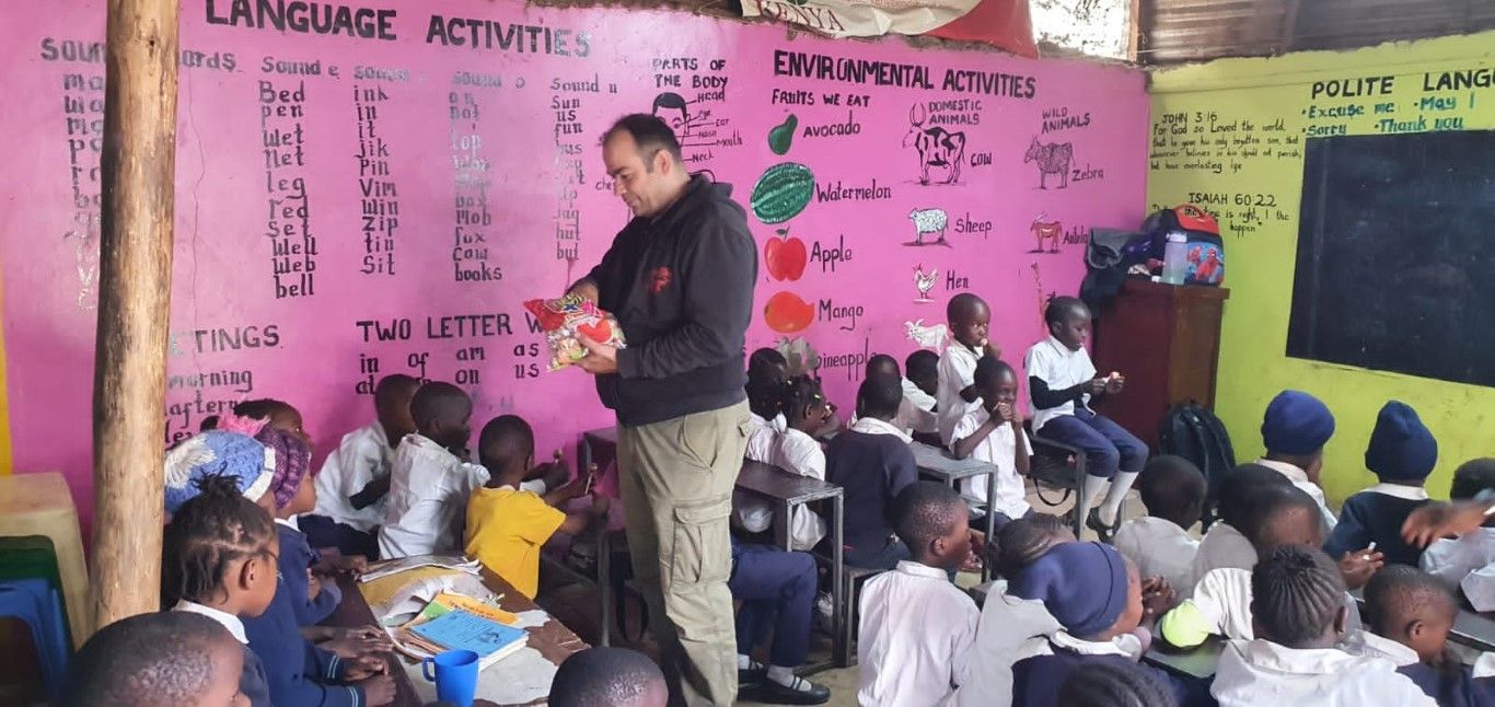 El grupo Motor Crew Garage Ceuta entrega una donación de material en una escuela de Kenia