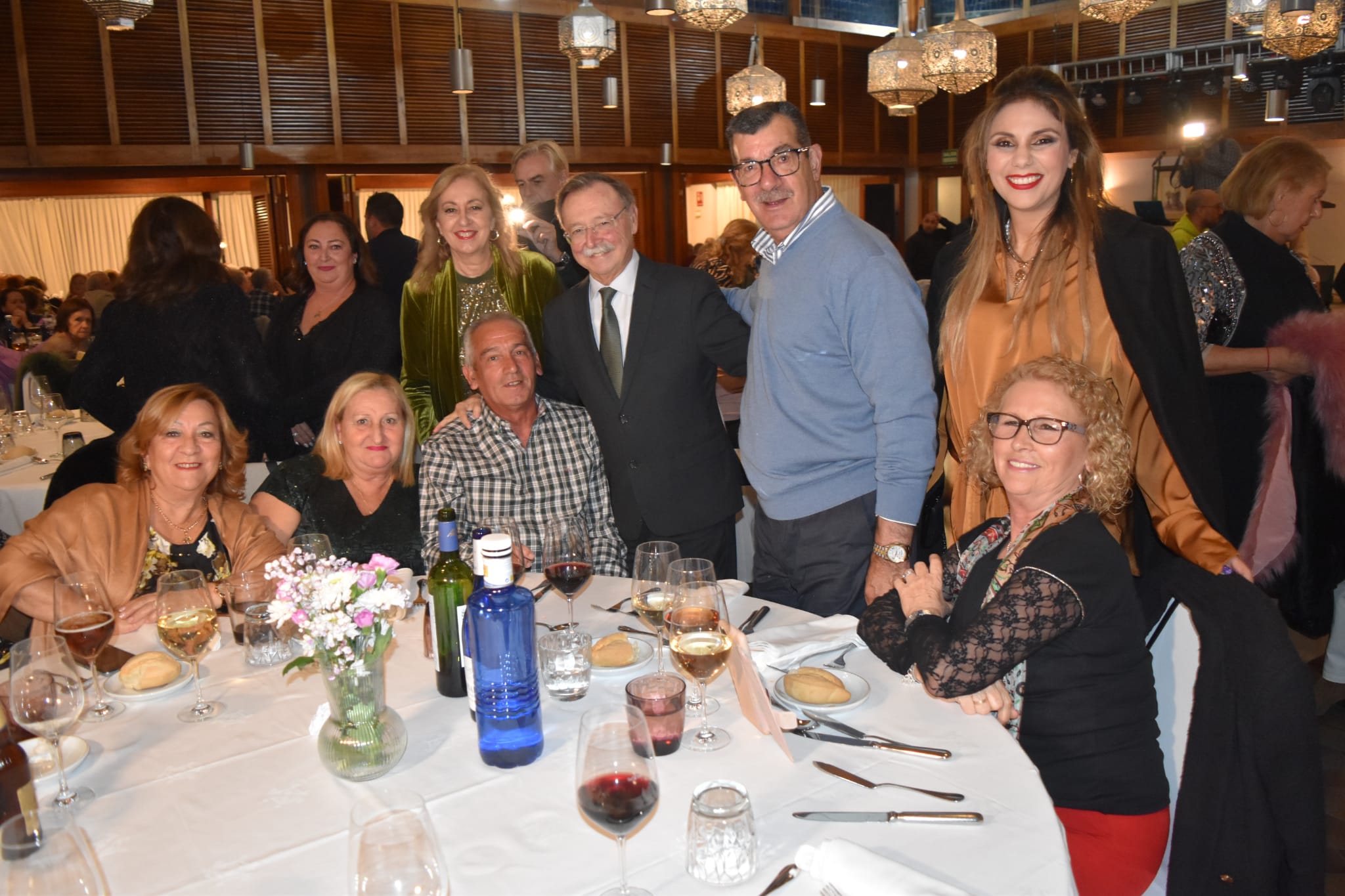 La Ciudad vuelve a celebrar con los mayores la cena de Navidad en el Parador La Muralla