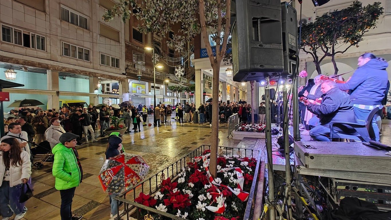 La Polvoroná Navideña: un encuentro emotivo en la Plaza de España que no evitó ni la lluvia