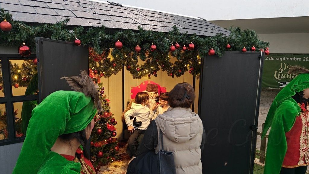 Santa Claus visita Ceuta y recibe los deseos de los más pequeños
