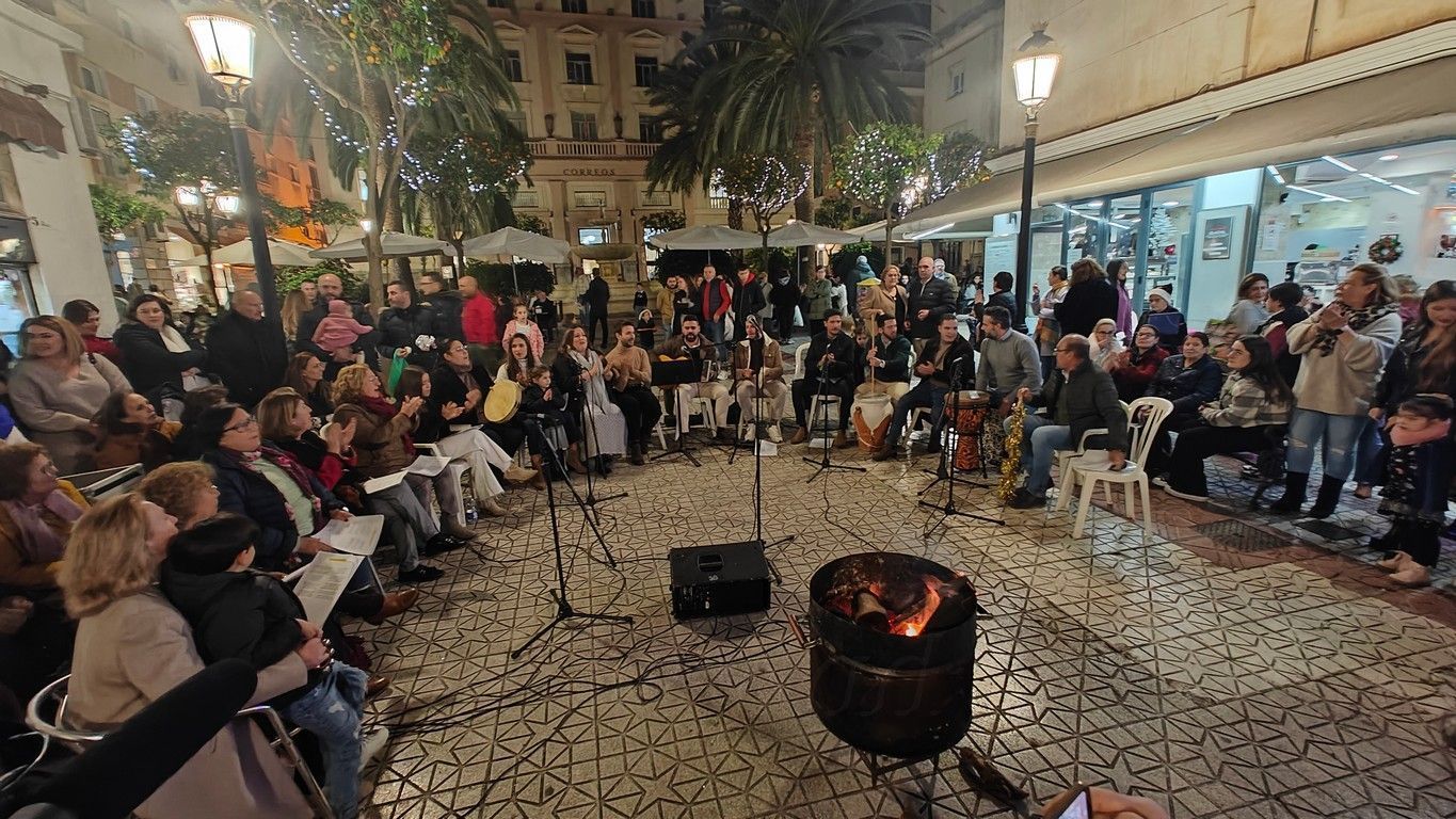 La Hermandad de Nuestra Señora del Rocío ilumina la Plaza de España con su tradicional Zambombá