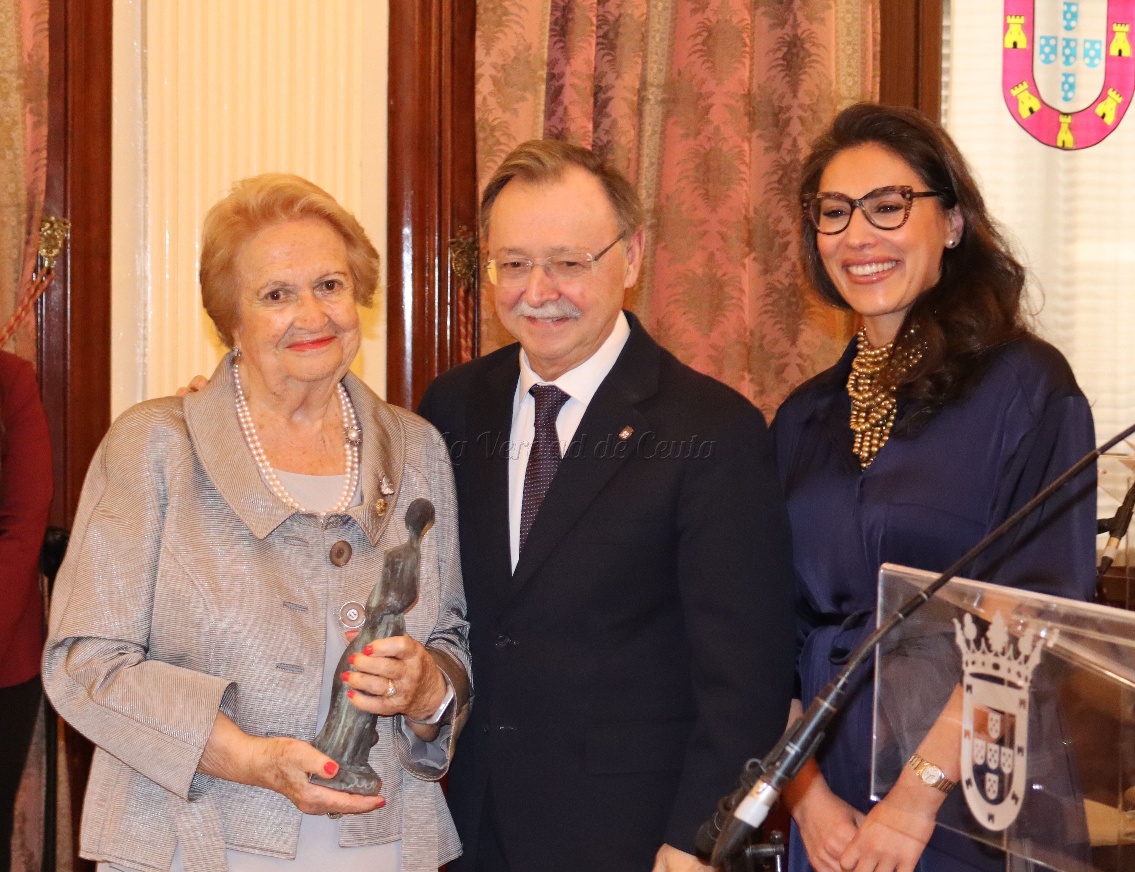 María del Carmen Figuerola recibe emocionada el “María de Eza”