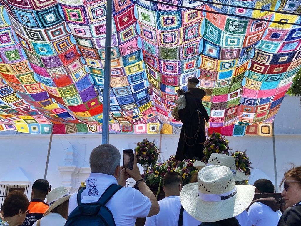 Ceuta vuelve a subir hasta la Ermita del Hacho para demostrar su fe a San Antonio de Padua