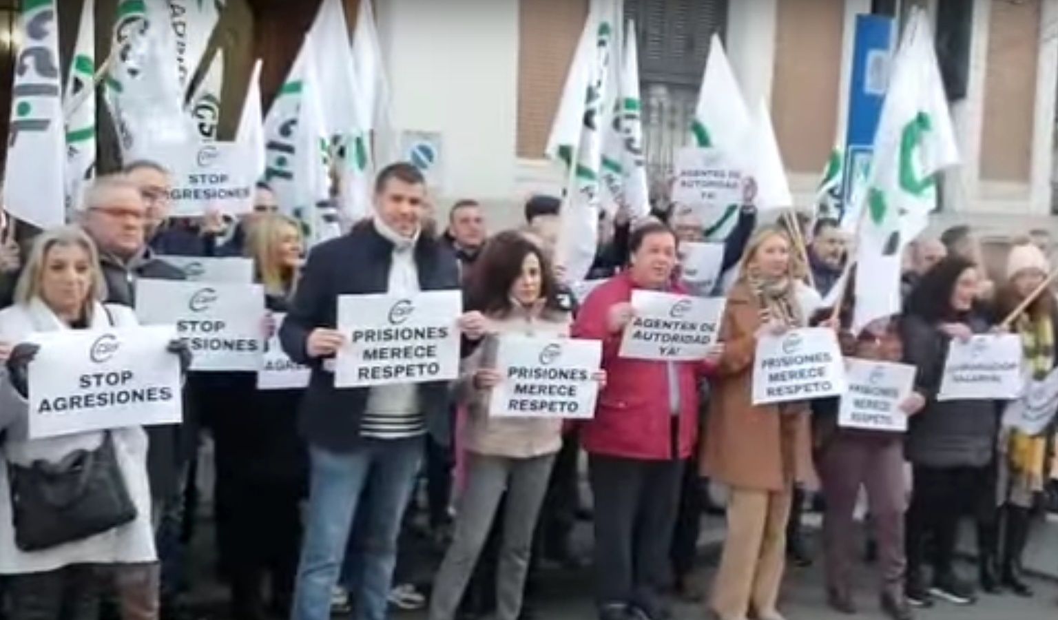 CSIF se concentra ante su sede nacional en apoyo de su delegado de Prisiones que recibió un paquete explosivo