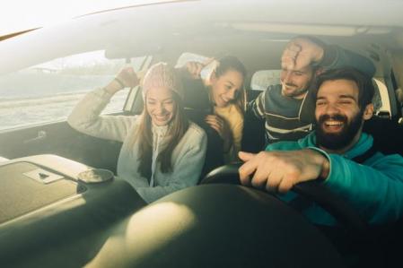 Una investigación revela que los conductores jóvenes y hombres pueden sufrir más accidentes cuando van acompañados con amigos