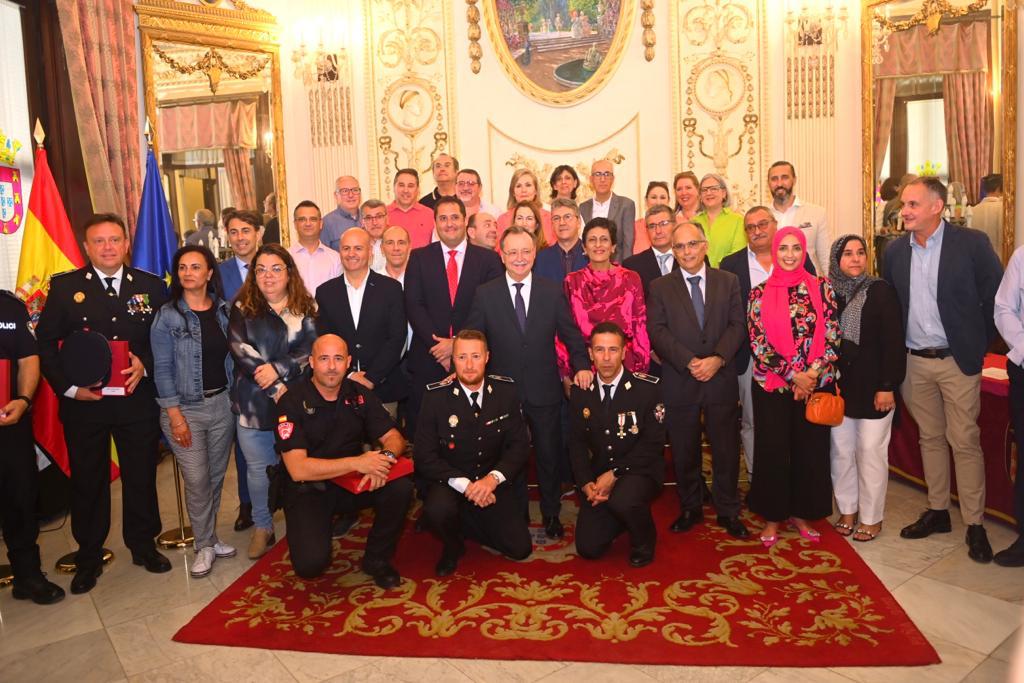 La Ciudad homenajea al personal que  ha cumplido 25 y 35 años de servicio